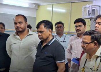 रीवा के संजय गांधी अस्पताल में कलेक्टर का देर रात औचक निरीक्षण, लापरवाही पर कड़े एक्शन की चेतावनी, मध्य प्रदेश वीडियो न्यूज