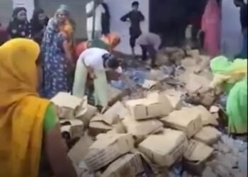 शिवपुरी में शराब दुकान के खिलाफ महिलाओं का विरोध, हंगामे और तोड़फोड़ का वीडियो वायरल, मध्य प्रदेश वीडियो न्यूज