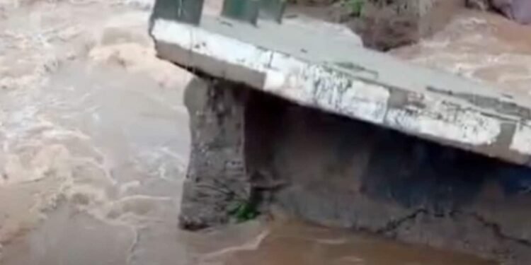 सिंगरौली में पुलिया टूटी, चार गांवों का मुख्य मार्ग से संपर्क कटा, ग्रामीणों में आक्रोश, मध्य प्रदेश वीडियो न्यूज