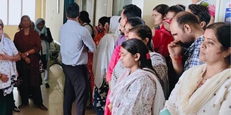 सिंगरौली में स्वास्थ्यकर्मियों ने BMO के खिलाफ खोला मोर्चा, हटाने की मांग को लेकर प्रदर्शन, मध्य प्रदेश वीडियो न्यूज