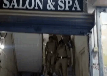 ग्वालियर के स्पा सेंटर में पुलिस की रेड, 7 पुरुष और 5 युवतियां पकड़ी; कमरे से मिली आपत्तिजनक चीजें, Gwalior Hindi News