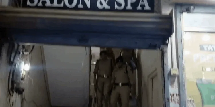 ग्वालियर के स्पा सेंटर में पुलिस की रेड, 7 पुरुष और 5 युवतियां पकड़ी; कमरे से मिली आपत्तिजनक चीजें, Gwalior Hindi News