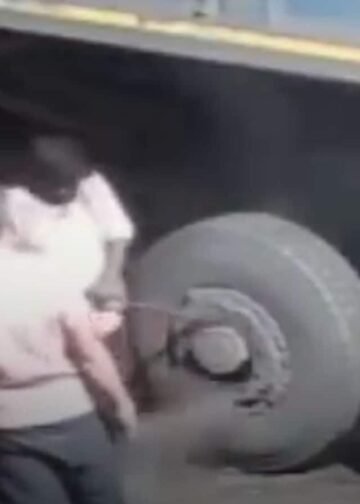 सिंगरौली में ट्रेलर का टायर फटने से चालक की मौत, दो घायल; CCTV में कैद हुआ हादसा, मध्य प्रदेश वीडियो न्यूज