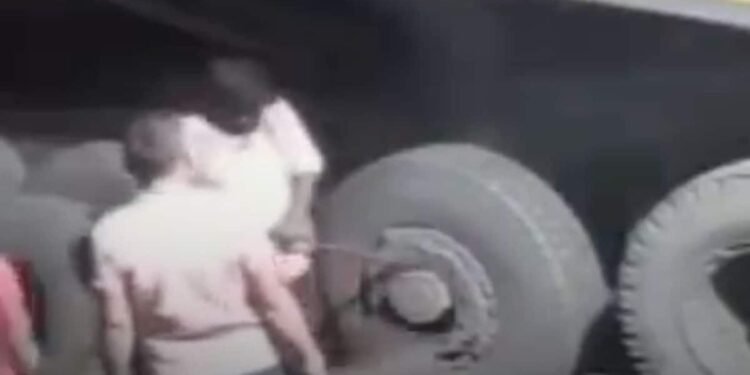 सिंगरौली में ट्रेलर का टायर फटने से चालक की मौत, दो घायल; CCTV में कैद हुआ हादसा, मध्य प्रदेश वीडियो न्यूज