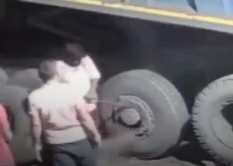 सिंगरौली में ट्रेलर का टायर फटने से चालक की मौत, दो घायल; CCTV में कैद हुआ हादसा, मध्य प्रदेश वीडियो न्यूज